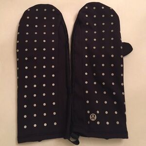 Lululemon Run with Me Black and White reflective Polka Dot Mittens